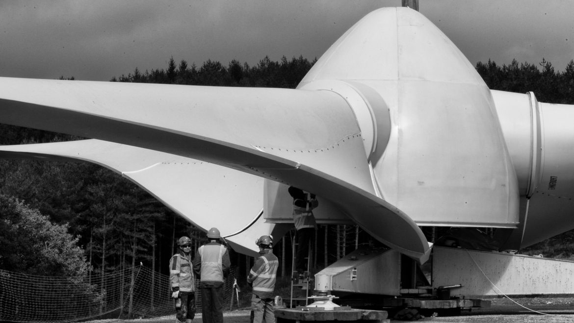 Total Quadran : reportage photo du levage des éoliennes parc aveyronnais d&rsquo;Arques