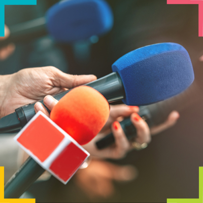 Créer du lien avec les médias Micros tendus par des journalistes